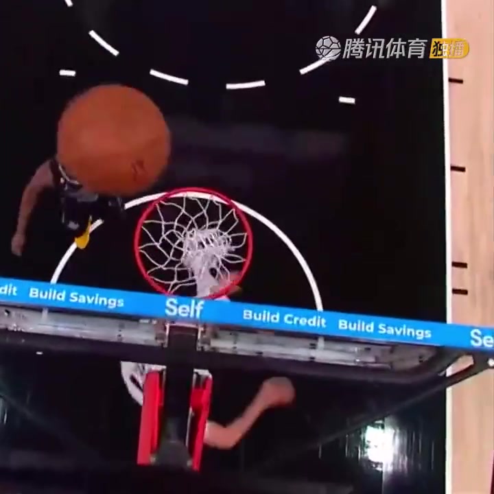 罕見一幕！努爾基奇拋投 球神奇停在籃板上沿 看呆凱爾登?。ㄅ瑺柣婕\）